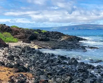 Palauea Beach's rocky beachfront in Maui.